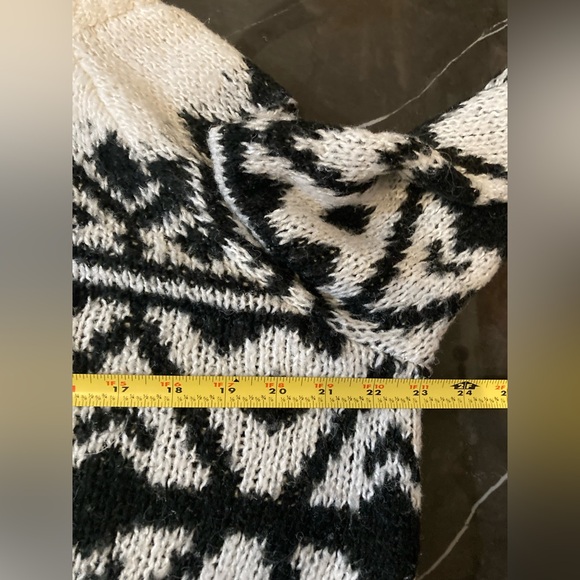 Hollister Women’s Black and White Fair Isle Knit Sweater Turtleneck Size Medium - Picture 10 of 15